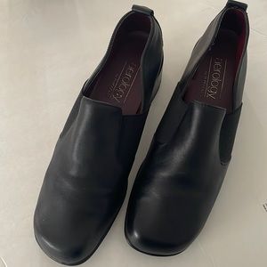 Comfortable wide healed black shoes with side stretching aerology by aerosoles